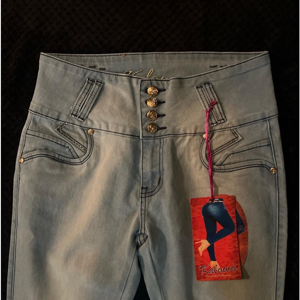 lightwash high-waist jeans